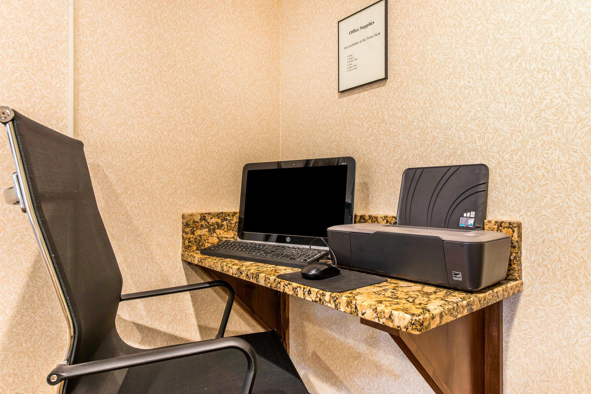 Comfort Inn & Suites Hays I-70 מראה חיצוני תמונה