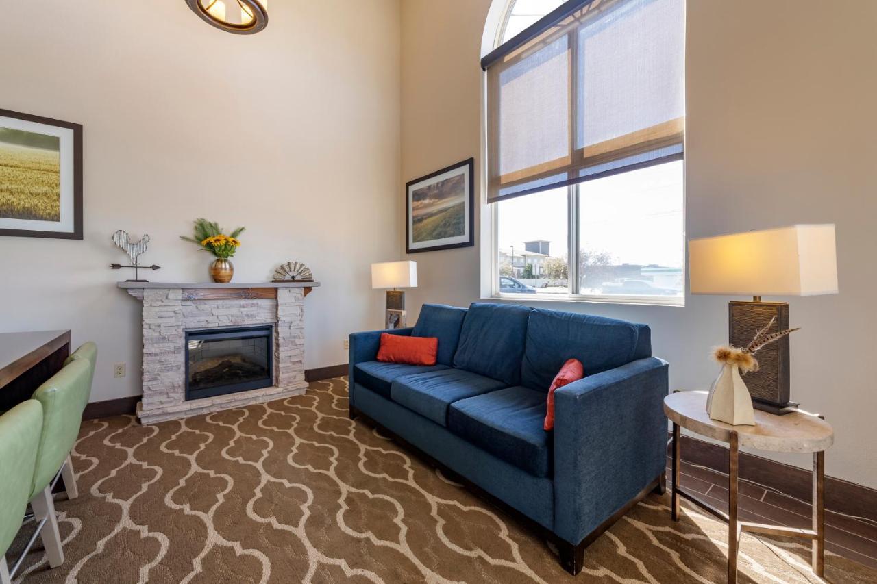 Comfort Inn & Suites Hays I-70 מראה חיצוני תמונה