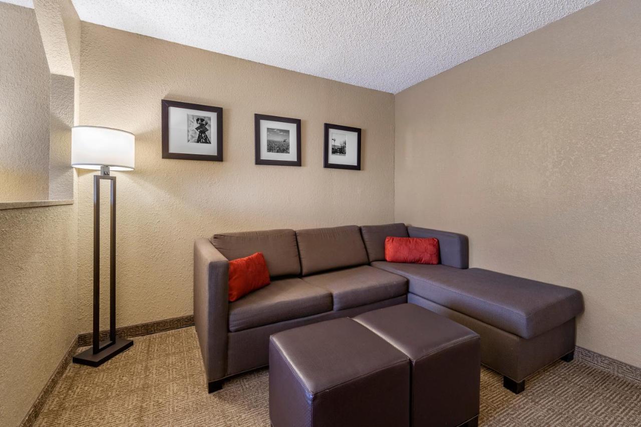 Comfort Inn & Suites Hays I-70 מראה חיצוני תמונה