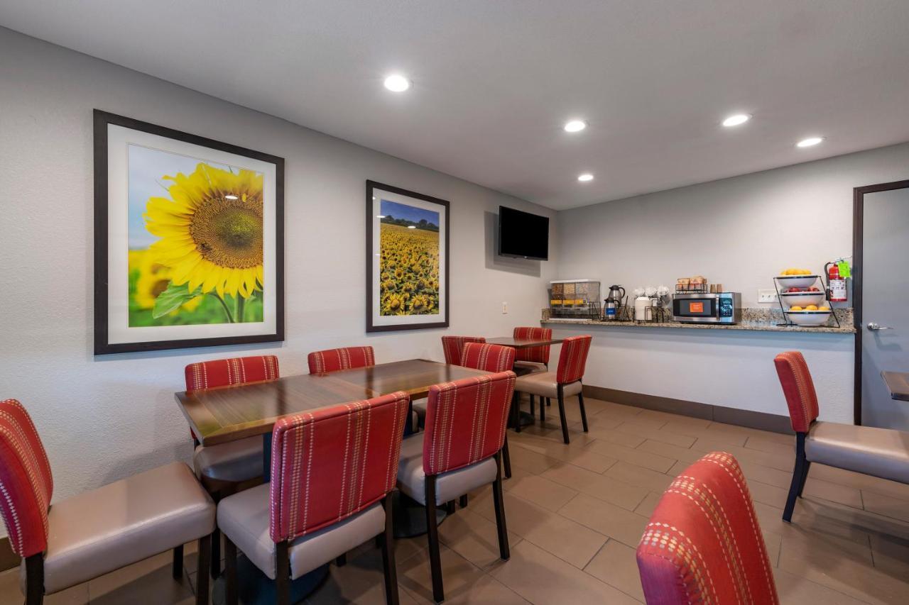 Comfort Inn & Suites Hays I-70 מראה חיצוני תמונה